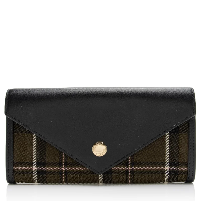 Burberry Bags with Adjustable Handles for Different Carrying WaysBurberry Check Smooth Calfskin Halton Continental Wallet (SHF-23105)