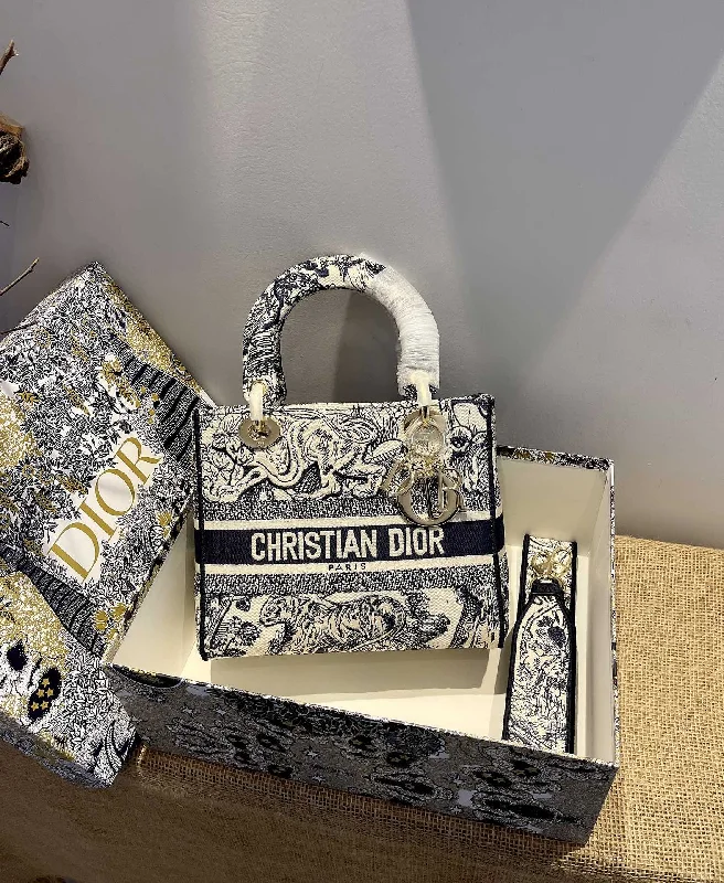 Fashion - forward Christian Dior tote bags for the modern womanChristian Dior Medium Lady D Lite Bag