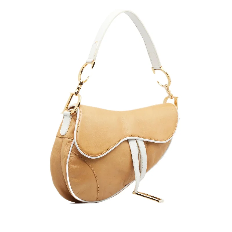 Stylish Christian Dior shoulder bags with a tassel - adorned zipperDior Leather Saddle (SHG-esAyuU)