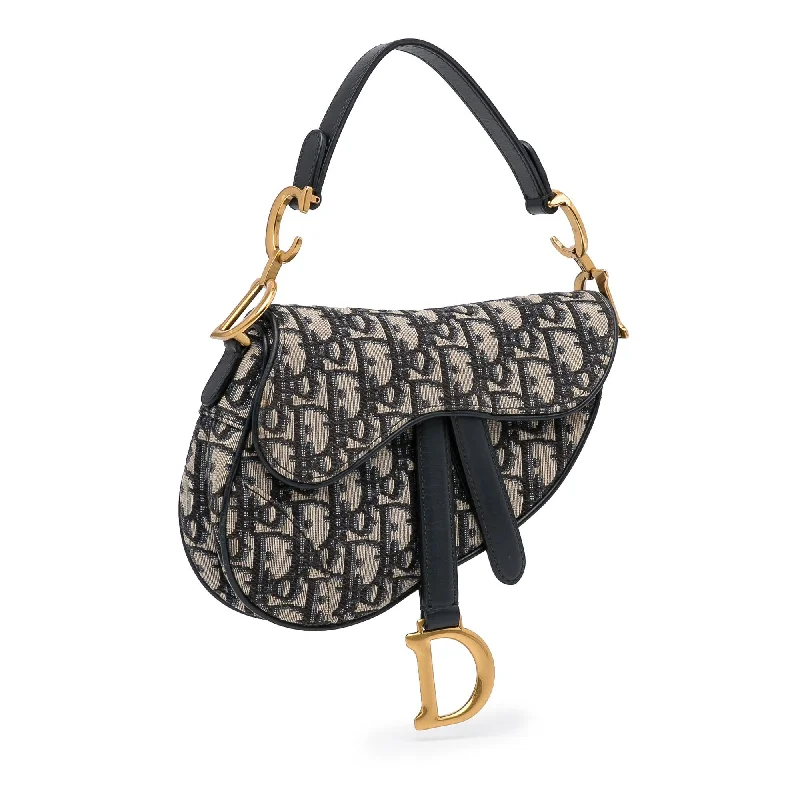 Contemporary Christian Dior handbags with a unique shapeDior Mini Oblique Saddle (SHG-Ak2cx0)